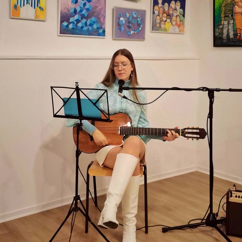 AK-Lesung KunstHaus Erkrath 2022 - Liza Wandermaler als Musikerin